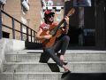 El músico Rubén Cortiñas posa en la urbanización A Barcala
