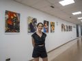 Lola García, junto a su exposición, en el Centro Oncológico de Galicia