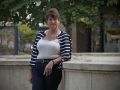 Ana Vázquez, en la fuente de Santa Catalina Foto de entrevista a Ana VÃ¡zquez, paciente con cÃ¡ncer metastÃ¡sico, como una de las protagonistas de la Carrera de la Mujer2026