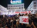 MADRID, 26/09/2026.-Centenares de personas han acampado la noche de este sábado en la Puerta del Sol de Madrid al término de la manifestación para protestar por el desahucio de Maricarmen, la anciana que tuvo que abandonar su vivienda de alquiler tras 70 años en la misma, y reclamar medidas efectivas para frenar la crisis de la vivienda. El Sindicato de Inquilinas ha hecho un llamamiento a acampar en Sol al finalizar la manifestación que ha tenido lugar esta tarde: "Acampada en Sol por el derecho a la vivienda. No aguantamos más. O cae el rentismo, o cae el gobierno. ¡Todo el mundo a Sol!", ha apuntado el Sindicato en un mensaje en su cuenta de X.- EFE/ Javier Lizón