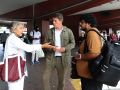 Silvia Longueira y José Ramón Gómez charlan con un viajero | patricia g. fraga