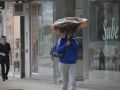 La primera tromba de agua del otoño inunda varias calles en A Coruña Un momento de la fuerte tromba de agua, en la calle Real