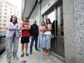 Vecinos del número 30 de la avenida Gramela, ayer, frente a su portal | germán barreiros