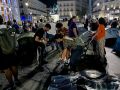 MADRID, 26/09/2026.-Centenares de personas han acampado la noche de este sábado en la Puerta del Sol de Madrid al término de la manifestación para protestar por el desahucio de Maricarmen, la anciana que tuvo que abandonar su vivienda de alquiler tras 70 años en la misma, y reclamar medidas efectivas para frenar la crisis de la vivienda. El Sindicato de Inquilinas ha hecho un llamamiento a acampar en Sol al finalizar la manifestación que ha tenido lugar esta tarde: "Acampada en Sol por el derecho a la vivienda. No aguantamos más. O cae el rentismo, o cae el gobierno. ¡Todo el mundo a Sol!", ha apuntado el Sindicato en un mensaje en su cuenta de X.- EFE/ Macarena Soto