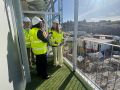 El balcón desde el que se ve el futuro de los edificios prefabricados en Xuxán La conselleira Martínez Allegue visitó la obra este jueves
