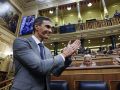 El presidente del Gobierno, Pedro Sánchez, aplaude a su llegada al Congreso de los Diputados para el pleno en el que se debate y vota los decretos de vivienda del Gobierno, este viernes. EFE/J.J. Guillén