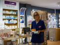 La farmacéutica Paula Briones sostiene una caja de antigripales y un test dual