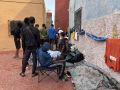 Varios de los migrantes que permanecen sin alojamiento, este viernes, en las calles de Ceuta