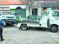 Un policía local supervisa la retirada de un vehículo mal aparcado en la avenida de Os Mallos el año pasado