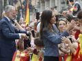 El rey Felipe VI (i) y la reina Letizia (d) saludan a la multitud que espera su llegada ante el Ayuntamiento de Ceuta