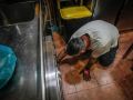 Un técnico de Galaico Plagas examina la cocina de un restaurante en O Burgo