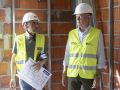 El presidente de la Xunta, Alfonso Rueda, visita las obras de vivienda de promoción pública de la Xunta en Navia.