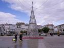 El árbol instalado en medio de la plaza García Irmáns es una de las novedades de este año en Betanzos