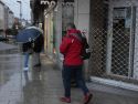 Una persona camina por Arteixo