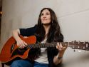 La cantante Marilia posa con su guitarra