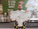 Antón Belmonte, con sus dos trofeos y sus diplomas