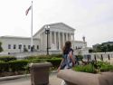Una persona camina por delante de la sede del Tribunal Supremo de EEUU en Washington DC