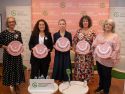 Teresa Suárez, Arantxa Roca, Dolores Estrada, Lucía Barcia y Eva María Bastante, en la sede coruñesa de la AECC
