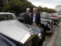 Manuel Arenas y Ángel Jove junto a un Rolls Royce como el que tuvo Barrié de la Maza