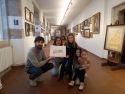 Ángel Arcay recibe el dibujo de manos de María Dopico y sus sobrinas, en el Museo das Mariñas
