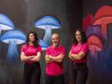 Lucía Sánchez, José Expósito Ortiz y Yanina Torres posan junto a uno de los murales de su nuevo local