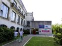 Dos estudiantes caminan en la facultad de Ciencias de la Salud de la Universidad de A Coruña