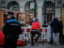 Momento en el que los comerciantes, la Policía Local y el técnico de la compañía eléctrica pactan para frustrar el apagón