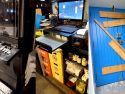 La caja registradora, la caja máquina de juego y la puerta tras el atraco