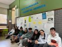 Os estudantes, na súa aula, co taboleiro no que foron colocando os resultados das súas investigacións