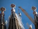 Imagen de la colocación del brazo superior de la torre de Jesucristo de la Sagrada Familia de Barcelona