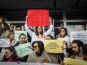 Varios sanitarios se concentran este martes en el centro de salud de Adormideras