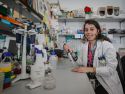 La investigadora Gloria Alfonsín, en plena acción en el Instituto de Investigación Biomédica de A Coruña