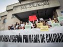 Varios sanitarios, en una concentración en el centro de salud de Adormideras Protesta de médicos en el centro de salud de Adormideras