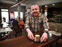 fFrancisco Santos muestra uno de sus cafés