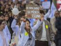 Varios profesionales de la Medicina, durante una concentración en Zaragoza, el pasado 20 de marzo