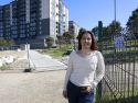 Patricia Fernández, nueva presidenta vecinal, frente a las obras de la nueva fuente del barrio
