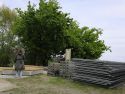 Una persona entra en el parque juvenil, ayer, con las vallas apiladas en un extremo