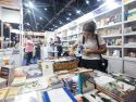 Personas recorren la 50ª edición de la Feria Internacional del Libro de Buenos Aires, Argentina
