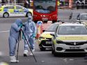 Oficiales de policía forense inspeccionan la escena donde dos hombres judíos resultaron gravemente heridos tras ser apuñalados en Golders Green, al norte de Londres, este miércoles.