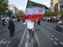 Un hombre ondea una bandera de la República Islámica en un acto en Teherán de apoyo al líder líder supremo, Mojtaba Jameneí
