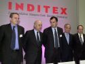 Borja de la Cierva, director financiero de Inditex; Francisco González, presidente del BBVA; José María Castellano, vicepresidente de Inditex; Ángel Corcostegui, vicepresidente primero del BBVA, y Marcos López, director del mercado de capitales de Inditex, durante la presentación de la OPV en 2001
