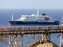 FOTODELDÍA Praia (Cabo Verde), 04/05/2026.- El crucero holandés MV Hondius se encuentra anclado frente a la costa de la ciudad de Praia, en la isla de Santiago, Cabo Verde, este lunes, tras la muerte de tres personas a bordo a causa de un síndrome respiratorio agudo. La Organización Mundial de la Salud (OMS) informó de un caso confirmado y cinco casos sospechosos adicionales de infección por hantavirus en el buque que navega en el océano Atlántico. Tres de los afectados han fallecido y uno se encuentra actualmente en cuidados intensivos en Sudáfrica. EFE/ Elton Monteiro