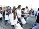 Bajo el lema ‘Con el gallego en el corazón, hacemos revolución’, los estudiantes pidieron a los pies de la Torre de Hércules un mayor uso de la lengua