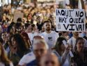 Cientos de personas participan en una protesta por la vivenda