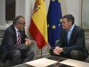 Pedro Sánchez (d), mantuvo este sábado un encuentro con el director general de la OMS, Tedros Adhanom Ghebreyesus, en la Moncloa.