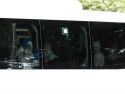 En un autobús blanco llegan los catorce españoles procedentes del 'MV Hondius' al hospital para comenzar la cuarentena