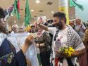 El activista hispanopalestino Saif Abukeshek, miembro de la Flotilla 'Global Sumud', deportado este domingo por Israel, tras diez días detenido y en huelga de hambre, tras aterrizar en el aeropuerto de Barcelona, donde le esperaban familiares y amigos. EFE/Marta Pérez