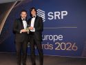 SRP Europe Awards: de izquierda a derecha en la imagen, Carlos Traquino, team leader de Tesorería de Clientes en Abanca Portugal, y Rafael Fernández de Soria, director de Tesorería de Clientes España y Portugal de Abanca