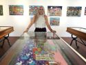 La artista Elena Otero, Chas, con algunas de sus obras, instaladas en el Museo das Mariñas