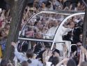 MADRID, 06/06/2026.- El papa León XIV saluda a los fieles a su llegada a la Plaza de Lima donde presidirá una Vigilia de Oración con jóvenes, este sábado, primero de los seis días que componen su visita oficial a España. EFE/JuanJo Martín